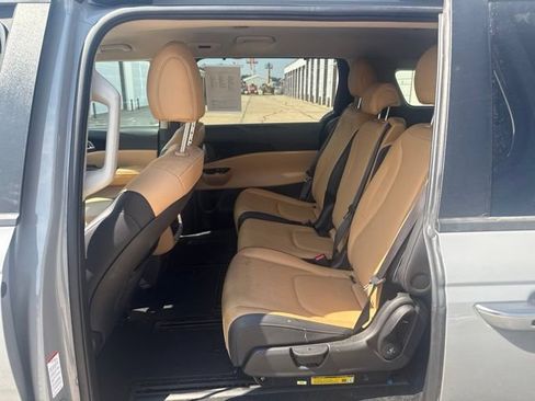 Used 2024 Kia Carnival EX FWD image 4