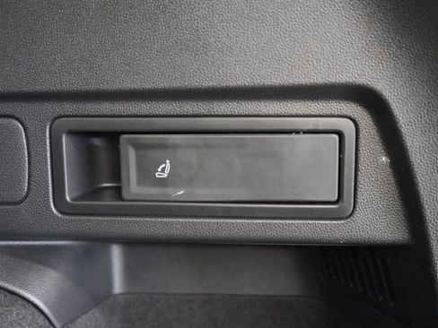 Used 2022 Volkswagen Tiguan SE w/ Panoramic Sunroof Package image 55