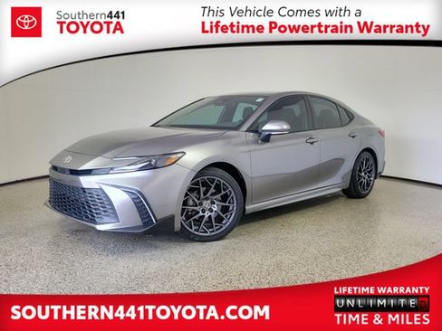 Used 2025 Toyota Camry SE w/ Convenience Package FWD image 1