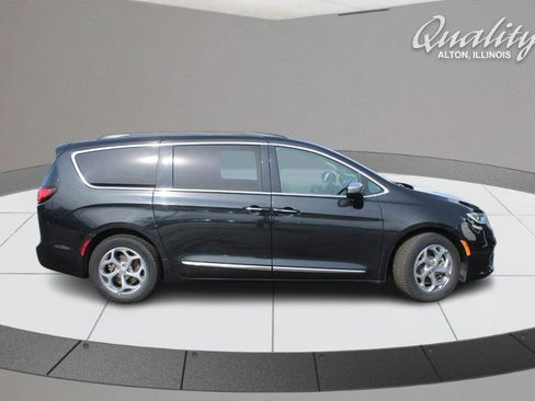 Used 2023 Chrysler Pacifica Limited FWD image 3