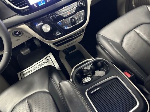 Used 2023 Chrysler Pacifica Touring-L image 41