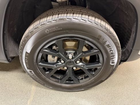 Used 2025 Jeep Grand Cherokee Altitude AWD/4WD image 7