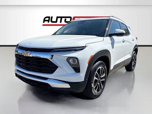 Used 2025 Chevrolet TrailBlazer LT AWD/4WD image 3