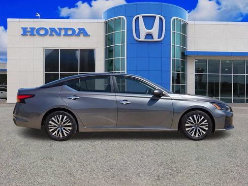 Used 2024 Nissan Altima 2.5 SV w/ SV Premium Package FWD image 2