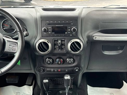 Used 2018 Jeep Wrangler Unlimited Sahara w/ Connectivity Group AWD/4WD image 19