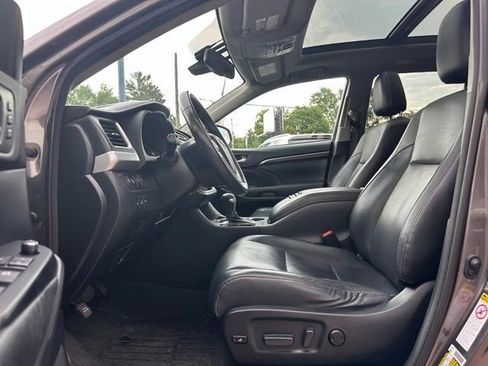 Used 2016 Toyota Highlander Limited Platinum w/ Four Season Floor Mat Package AWD/4WD image 10