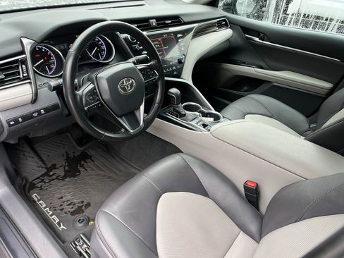 Used 2020 Toyota Camry XLE image 10