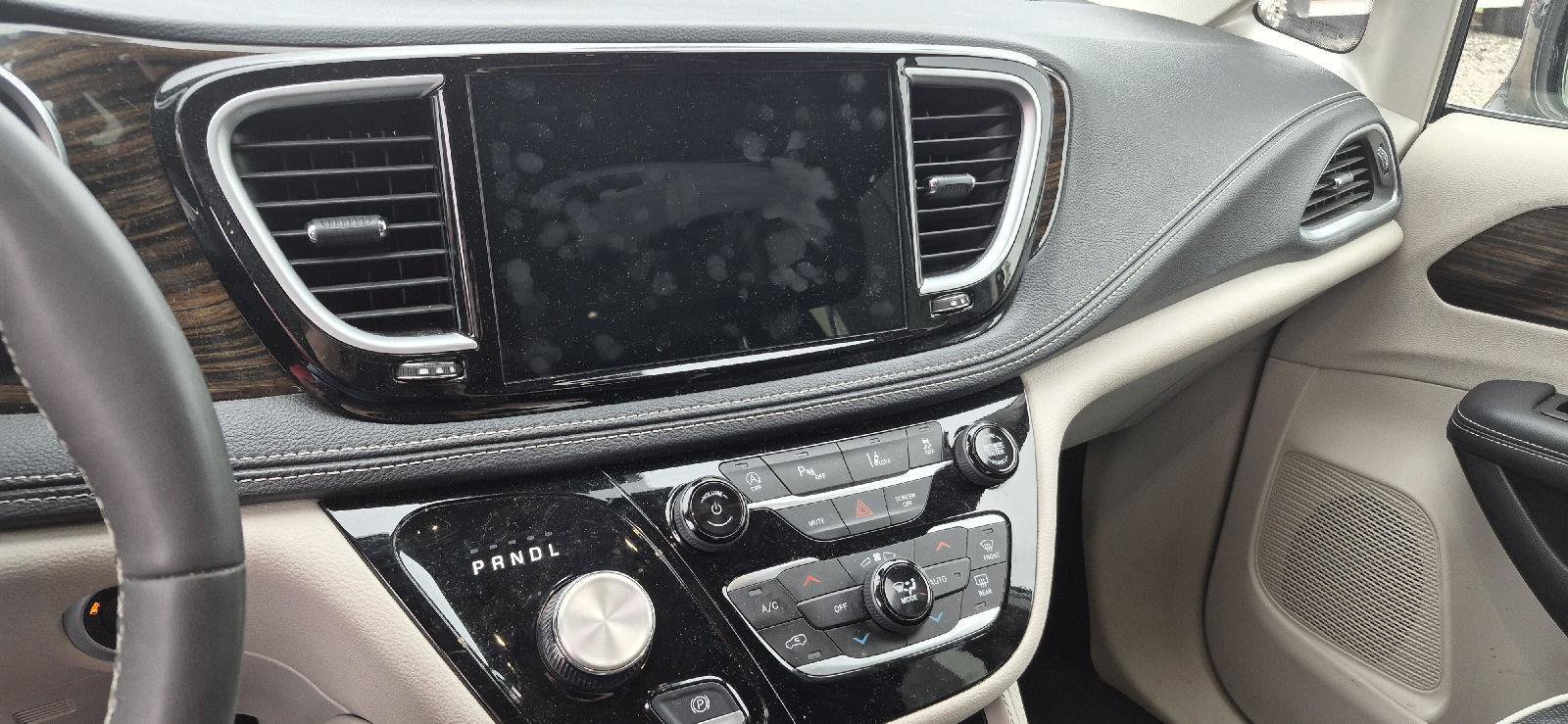 Used 2024 Chrysler Pacifica Limited FWD image 10