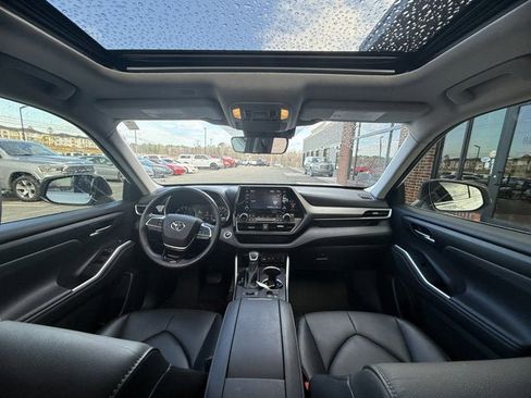 Used 2020 Toyota Highlander XLE image 17