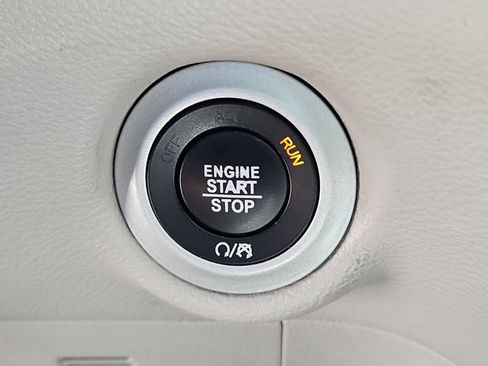 Used 2017 Chrysler Pacifica Touring-L w/ Tire & Wheel Group FWD image 30