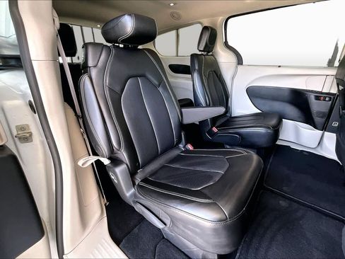 Used 2024 Chrysler Pacifica Touring-L FWD image 21