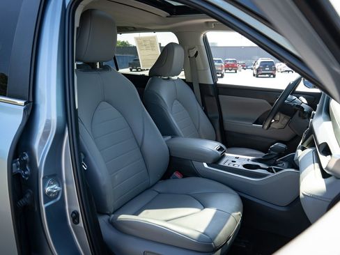 Used 2023 Toyota Highlander XLE FWD image 24