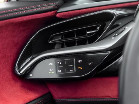 Used 2024 Ferrari SF90 Spider image 39