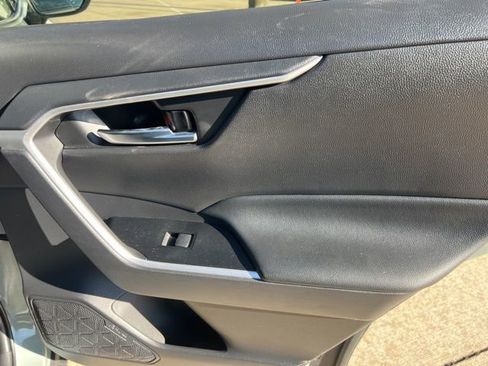 Used 2021 Toyota RAV4 XLE Premium image 44