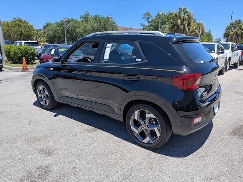 Used 2023 Hyundai Venue SEL FWD image 6