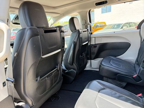 Used 2018 Chrysler Pacifica Limited FWD image 19