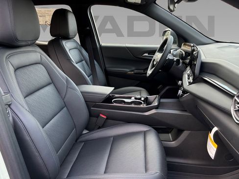 New 2026 Chevrolet Equinox LT w/ Convenience Package II image 9