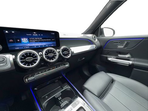 Used 2025 Mercedes-Benz GLB 250 4MATIC image 40