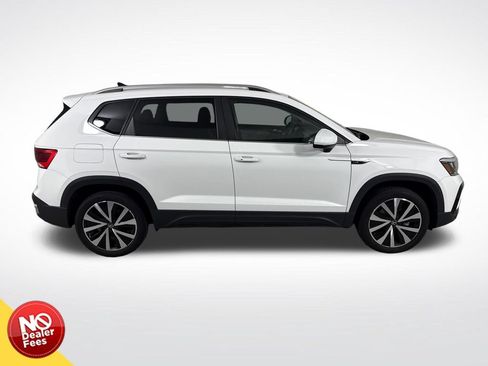 Used 2023 Volkswagen Taos SE FWD image 2