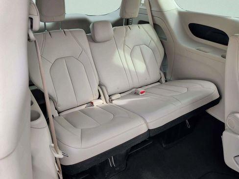 Used 2017 Chrysler Pacifica Touring-L image 34