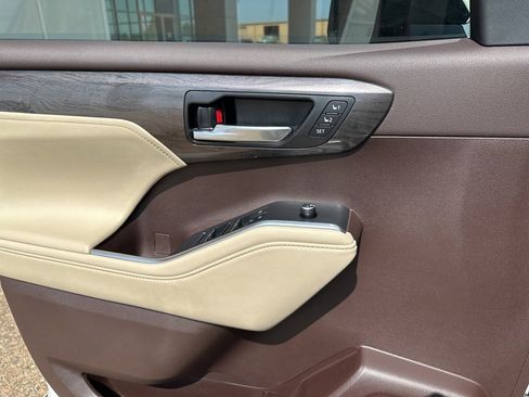Used 2021 Toyota Highlander Limited image 14