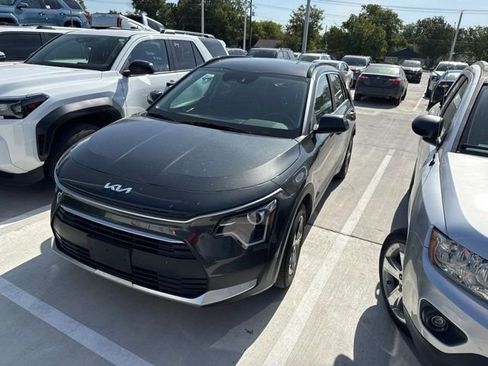 Used 2025 Kia Niro LX FWD image 2