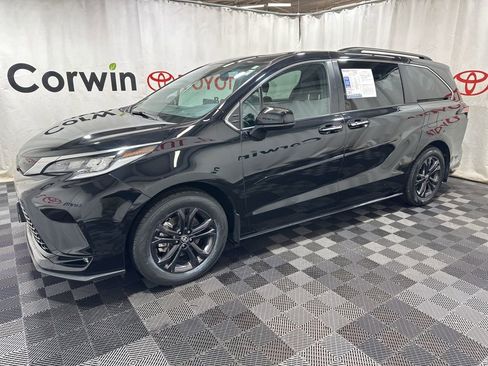 Used 2024 Toyota Sienna XSE w/ XSE Plus Package image 4