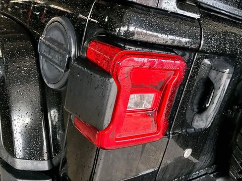 Used 2018 Jeep Wrangler Unlimited Sahara image 28