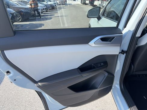 New 2026 Volkswagen Taos SE image 11