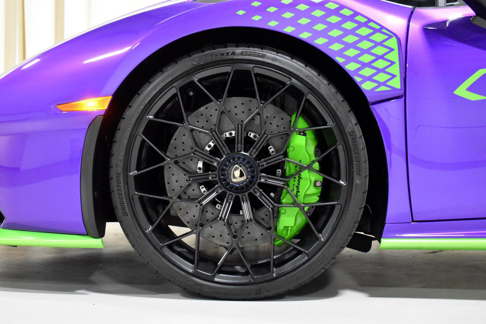 Used 2023 Lamborghini Huracan STO RWD image 19