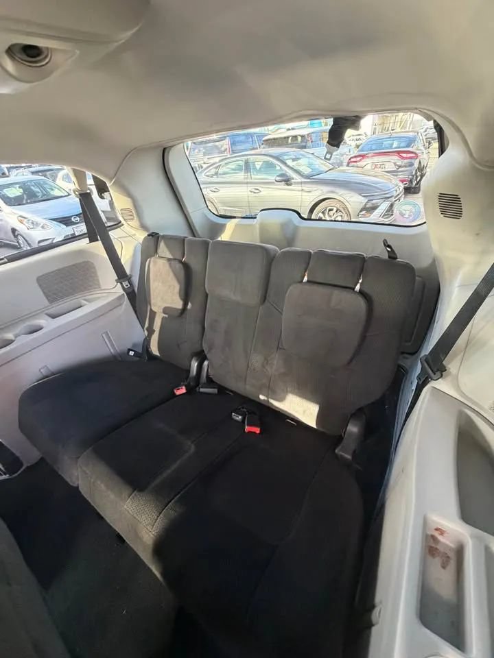 Used 2012 Chrysler Town & Country Touring FWD image 9