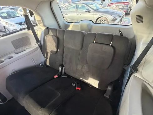 Used 2012 Chrysler Town & Country Touring FWD image 9