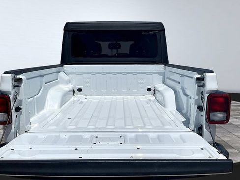 Used 2022 Jeep Gladiator Sport AWD/4WD image 7