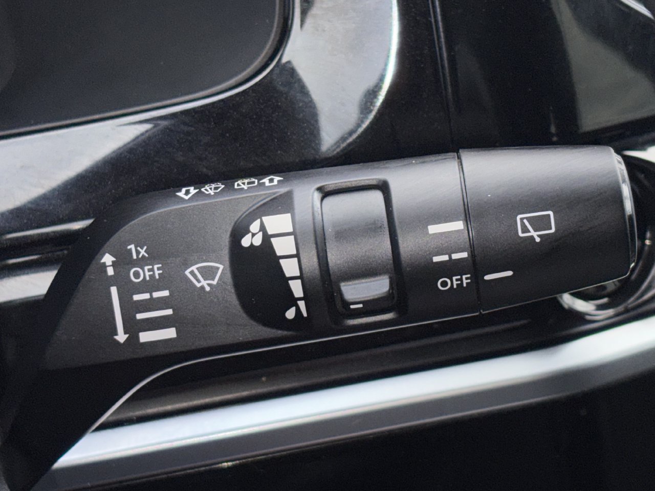 Certified 2025 Nissan Pathfinder SV FWD image 26