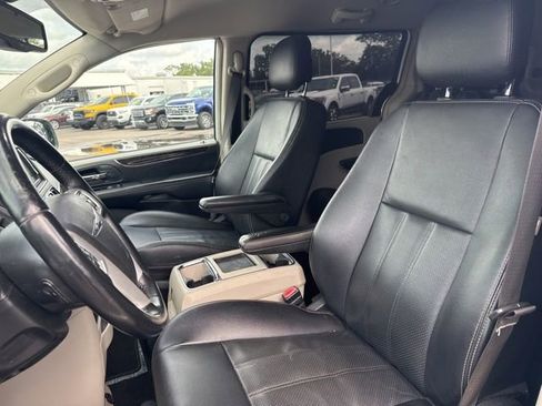 Used 2015 Chrysler Town & Country Touring-L FWD image 11
