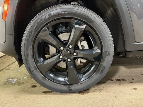 Used 2024 Jeep Grand Cherokee Altitude AWD/4WD image 25