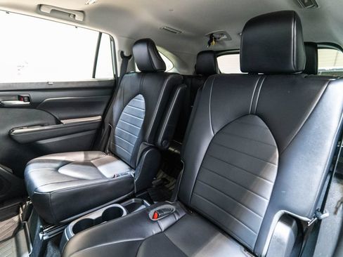 Used 2021 Toyota Highlander XLE AWD/4WD image 31