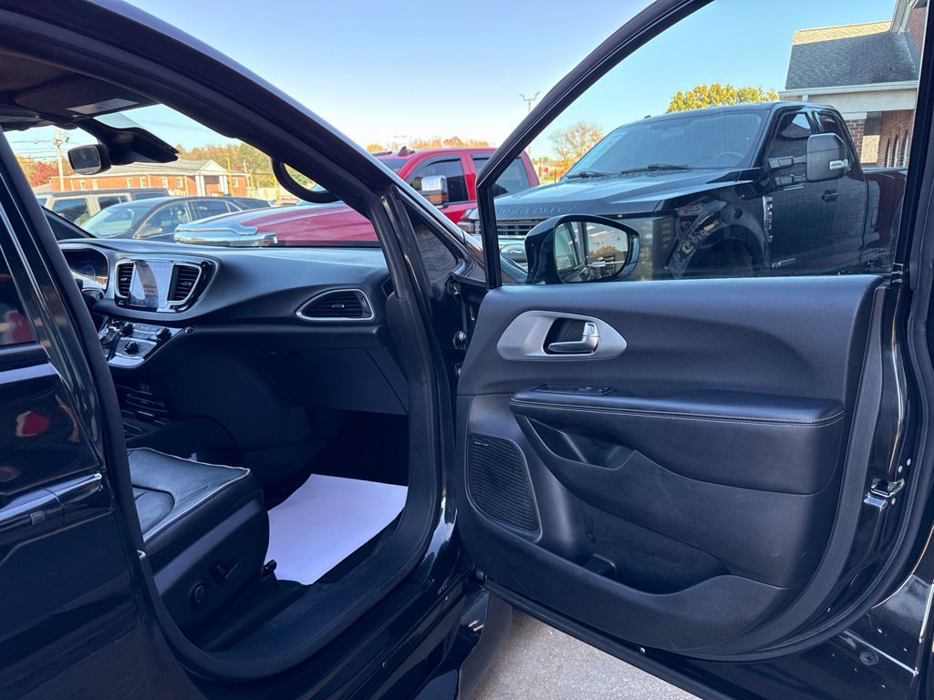 Used 2020 Chrysler Pacifica Limited w/ Advanced Safetytec Group FWD image 50