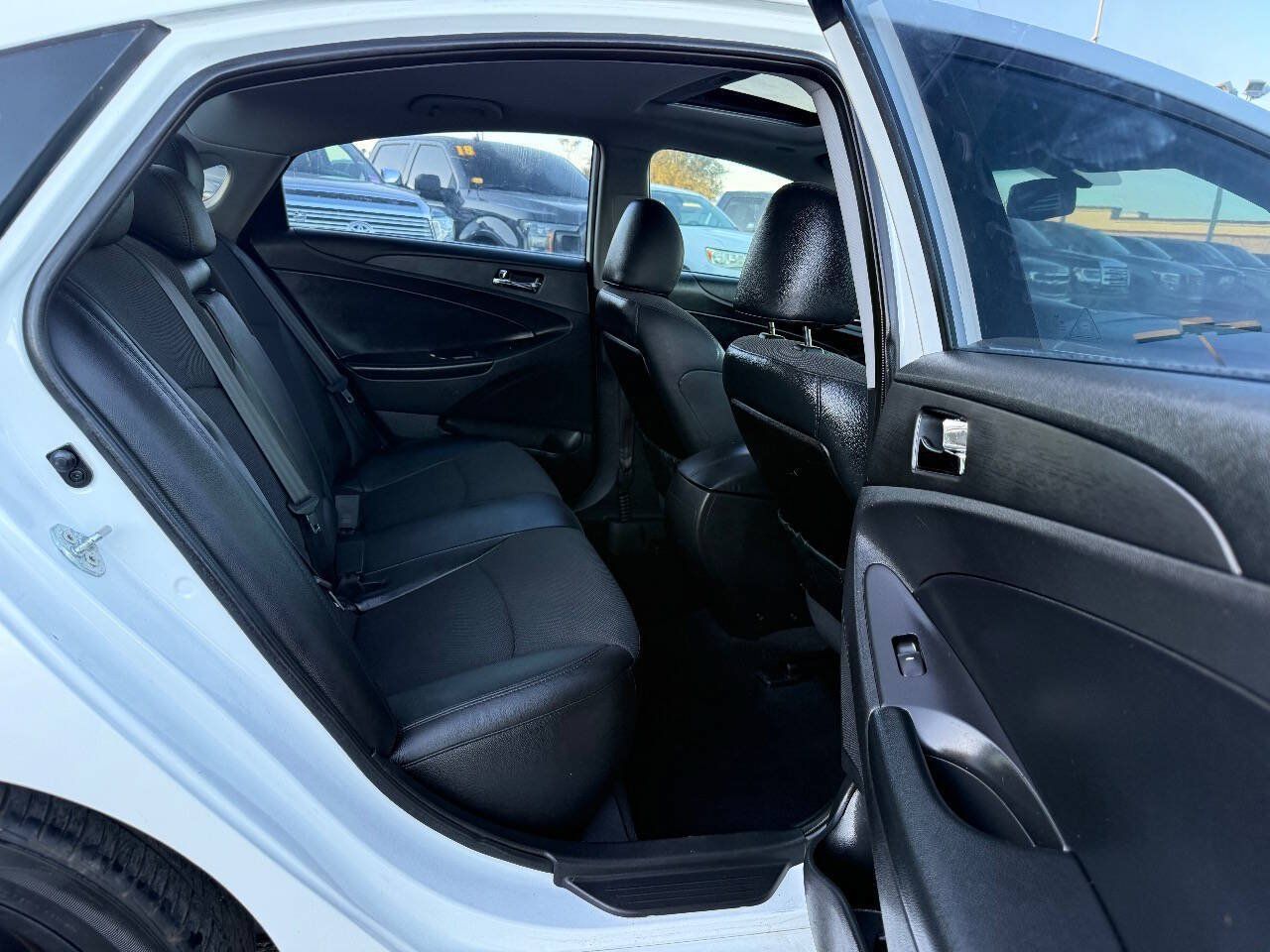 Used 2013 Hyundai Sonata SE w/ Navigation & Sunroof Pkg FWD image 12
