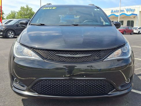 Used 2020 Chrysler Pacifica Touring-L w/ S Appearance Package FWD image 2