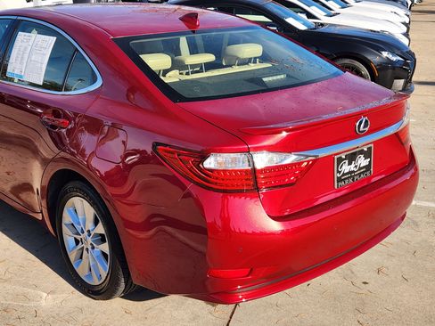 Used 2015 Lexus ES 300h image 11