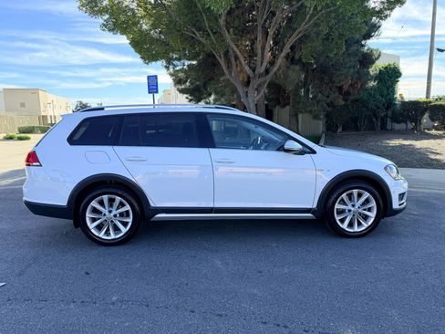 Used 2017 Volkswagen Golf Alltrack SEL image 4