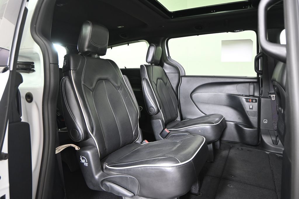 Used 2025 Chrysler Pacifica Limited FWD image 16