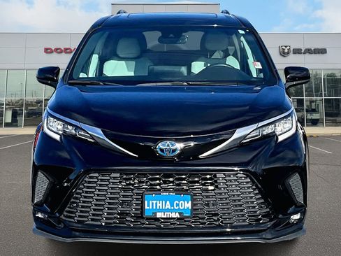 Used 2022 Toyota Sienna XSE image 6