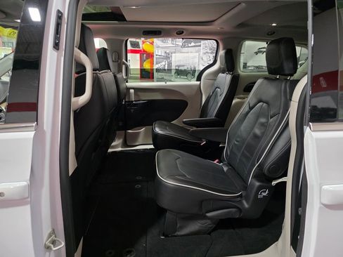 Used 2024 Chrysler Pacifica Limited AWD/4WD image 24