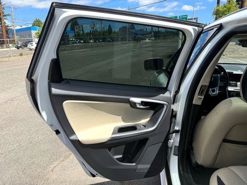 Used 2011 Volvo XC60 T6 R-Design w/ Convenience Pkg image 13