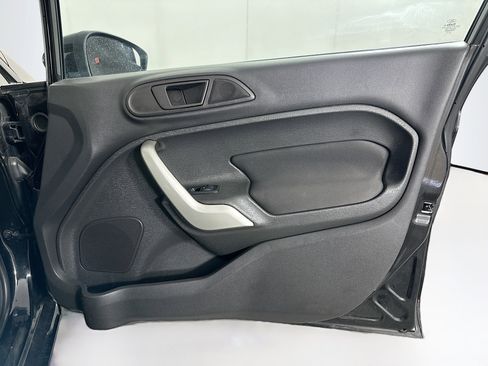Used 2013 Ford Fiesta SE image 28