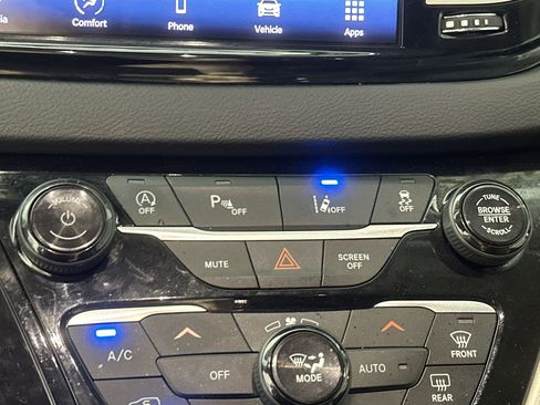 Used 2022 Chrysler Pacifica Touring-L image 22