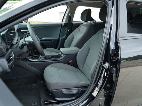 Used 2025 Kia K4 FWD image 7