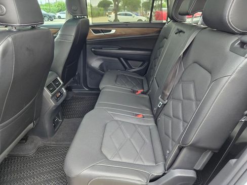 Used 2024 Volkswagen Atlas SE FWD image 17